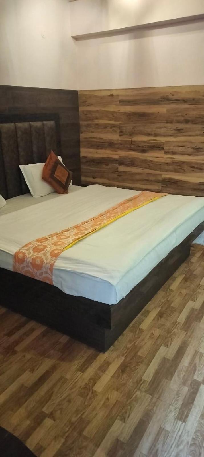 Hotel Surya Lake View Нейнитал Екстериор снимка