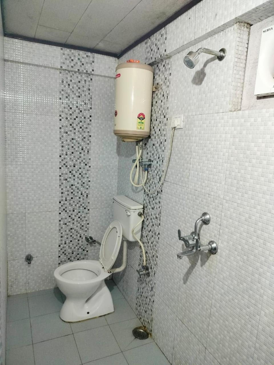 Hotel Surya Lake View Нейнитал Екстериор снимка
