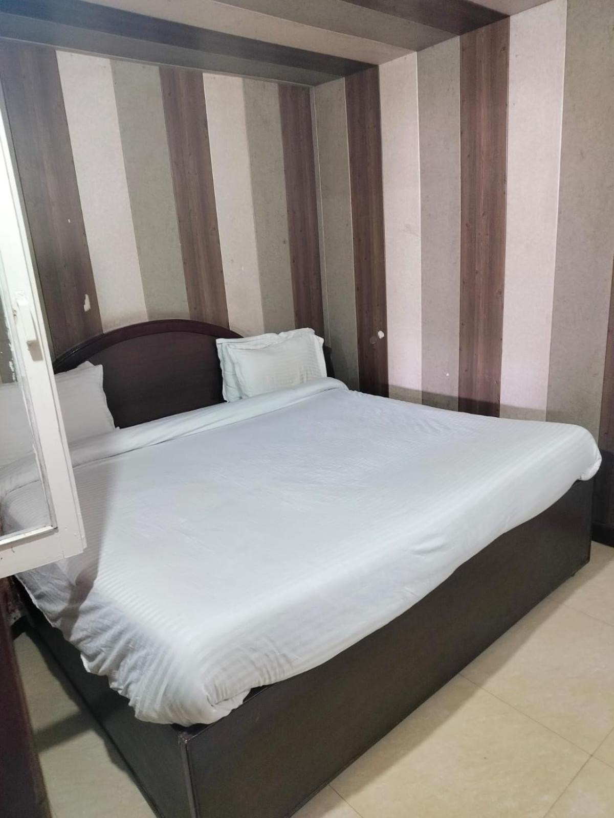 Hotel Surya Lake View Нейнитал Екстериор снимка