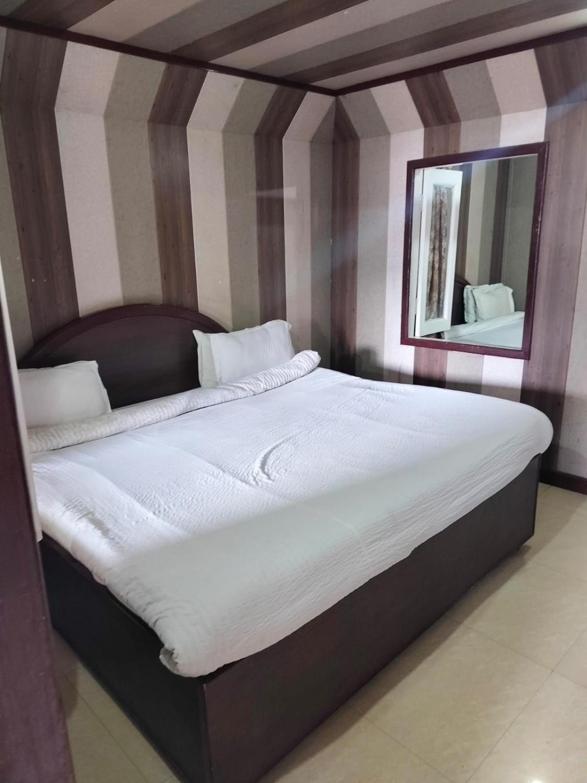 Hotel Surya Lake View Нейнитал Екстериор снимка
